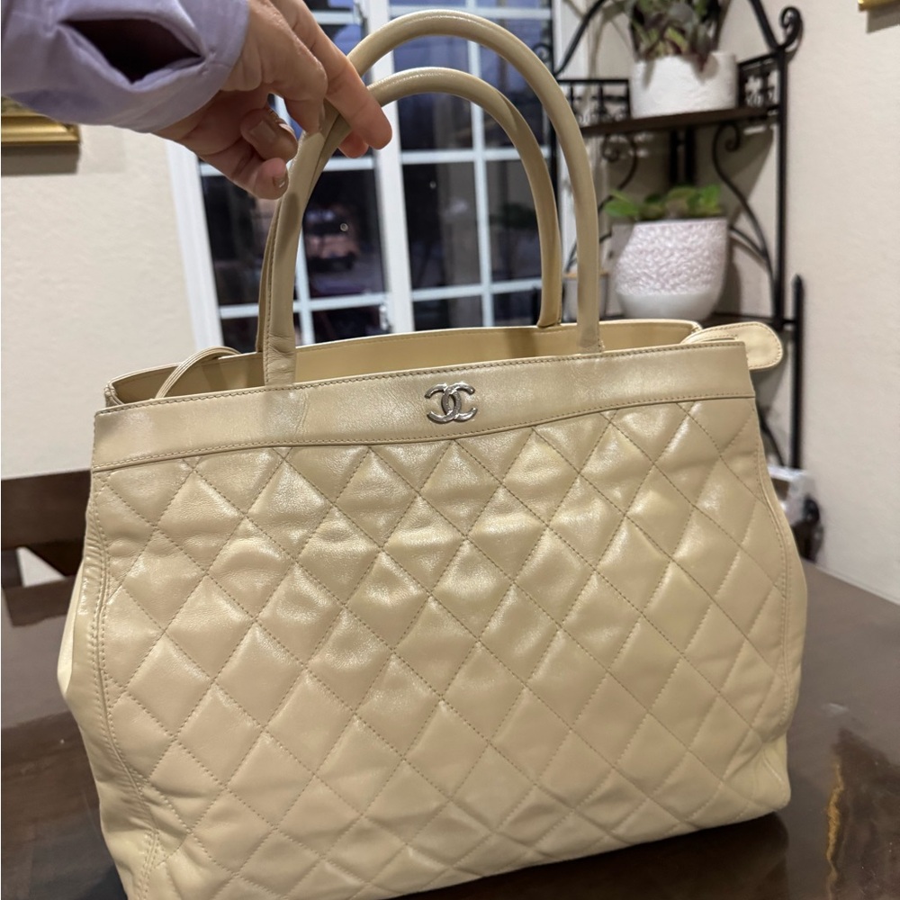 Excellent Condition Authentic Chanel Hand Bag Beige Lamb Skin - Picture 3 of 17